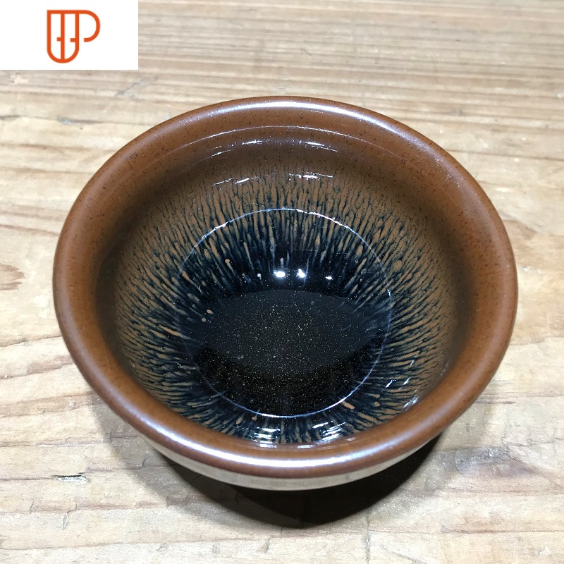 很好看的一个茶杯,很喜欢的款式,拿在手里很有手感,做工精细,价格也