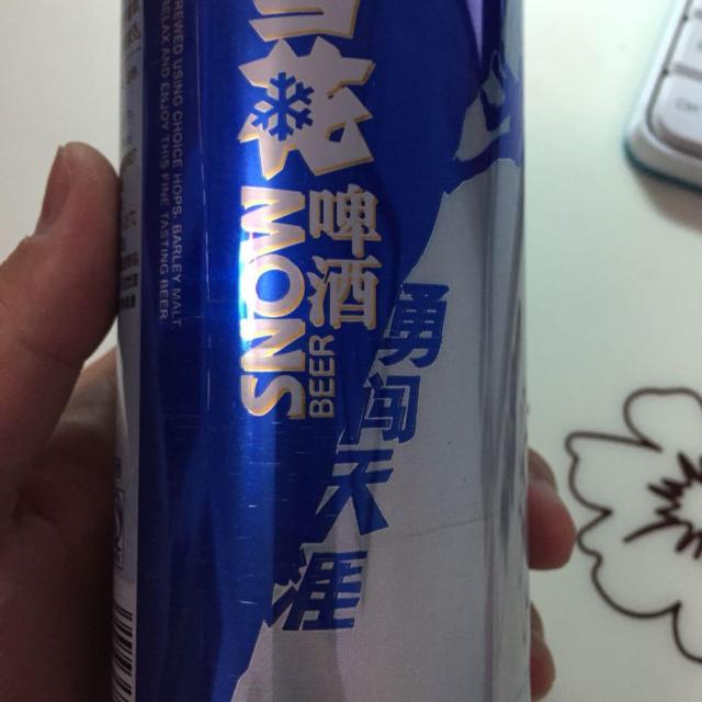 桌上雪花啤酒真实照片图片