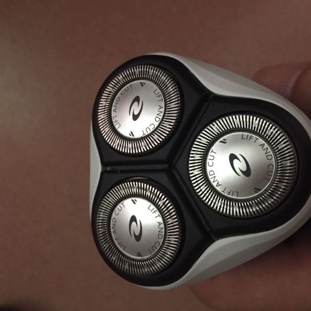 飞利浦philips电动剃须刀pt720双层刀片自动研磨三刀头弹性贴面全身