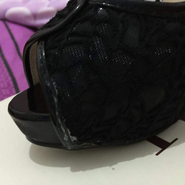 鞋子昨天拿到了 不是很满意 鞋边都是胶水 昨天问客服了反应都没有