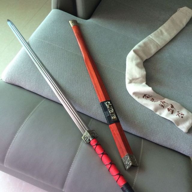 铸剑谷 吴京版 双槽汉剑 110厘米 高碳钢 红木鞘 高性价比 龙骨一体