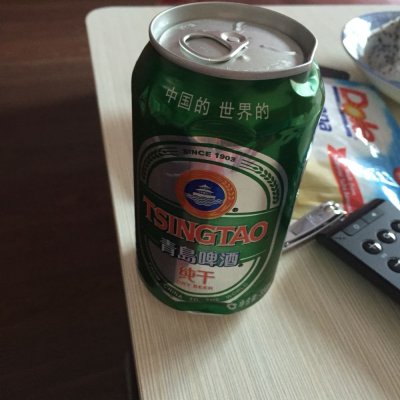 喝啤酒真实图片易拉罐图片