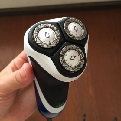 飞利浦(philips) 男士充电式全身水洗三刀头电动剃须刀pt720