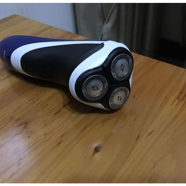 飞利浦philips电动剃须刀pt720双层刀片自动研磨三刀头弹性贴面全身