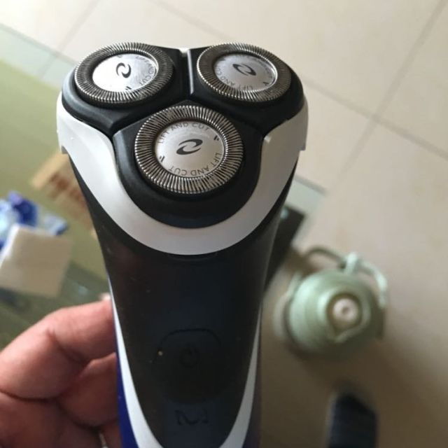飞利浦philips电动剃须刀pt720双层刀片自动研磨三刀头弹性贴面全身