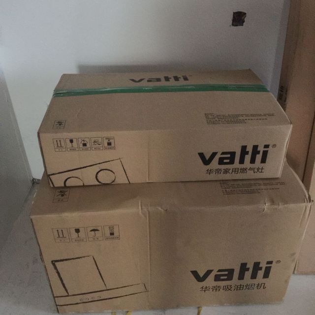 包装箱看起来也很有质感,质量肯定没的说,当然了,橱柜还没有安装,只能