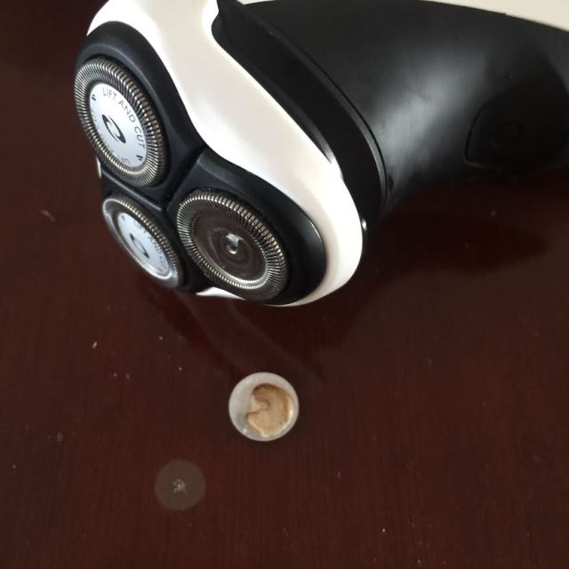 philips飞利浦进口三刀头充电式电动剃须刀pt720