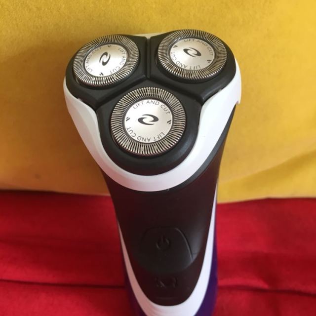 飞利浦philips电动剃须刀pt720双层刀片自动研磨三刀头弹性贴面全身