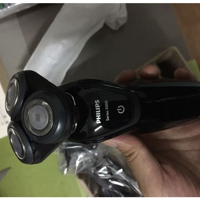 飞利浦(philips) 进口三刀头 男士充电式 全身水洗 干湿两用 电动剃须