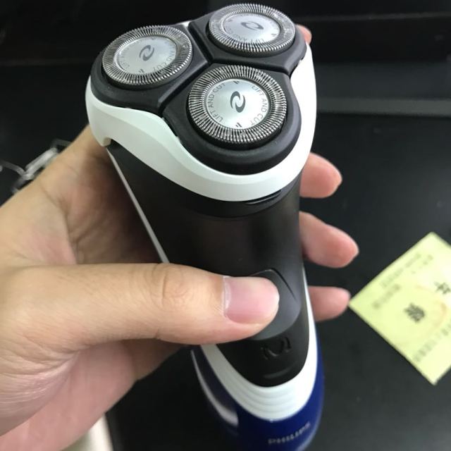飞利浦(philips)男士 充电式 全身水洗 三刀头 电动剃须刀 pt720