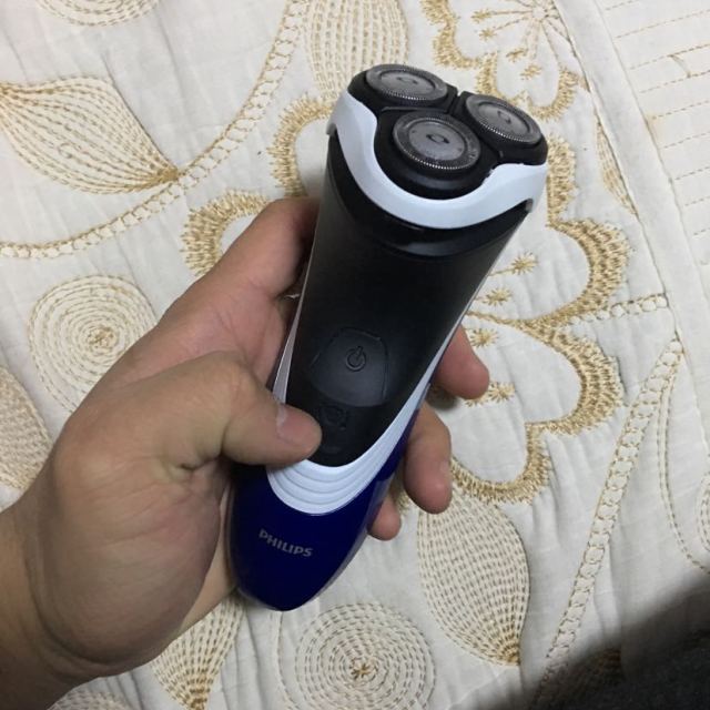 飞利浦(philips)男士 充电式 全身水洗 三刀头 电动剃须刀 pt720