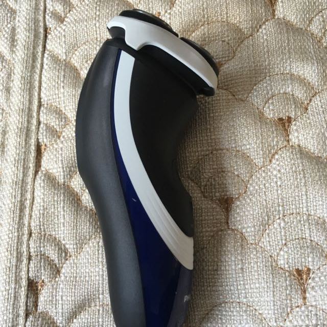 飞利浦philips电动剃须刀pt720双层刀片自动研磨三刀头弹性贴面全身