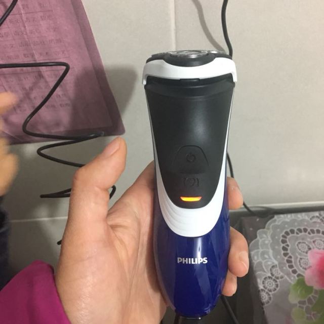 飞利浦(philips)男士 充电式 全身水洗 三刀头 电动剃须刀 pt720