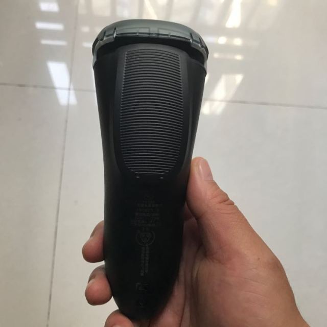 飞利浦(philips)男士 充电式 全身水洗 三刀头 电动剃须刀 pt720