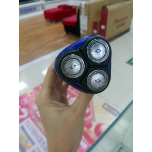 飞利浦(philips) 电动剃须刀男士刮胡刀 全身水洗 旋转式三刀头须刀