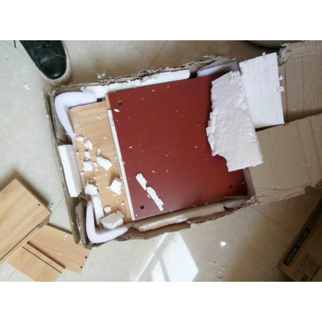 很久才到,到了箱子都烂得不成样了,里面还有一块缺角了!