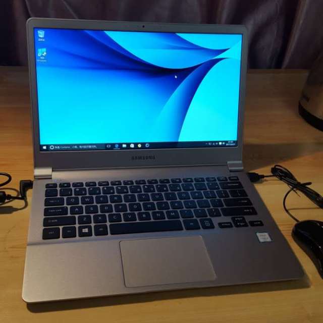 电脑刚收到颜值还是很高的 挺轻薄的 上一台笔记本也是三星 已经比