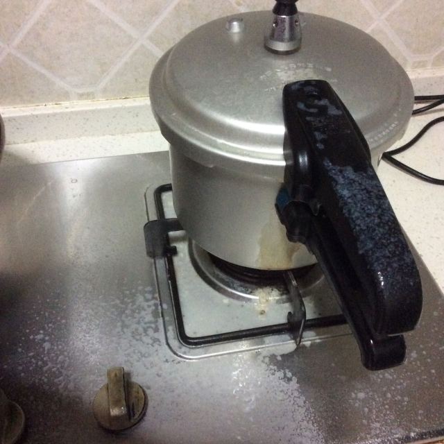 以前买的高压锅都是上面的出气阀转 现在出气阀一点也不动 全是把柄上