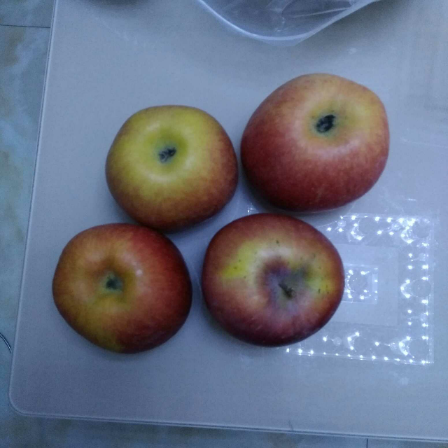新鲜水果苹果类就是有一个烂了,味道