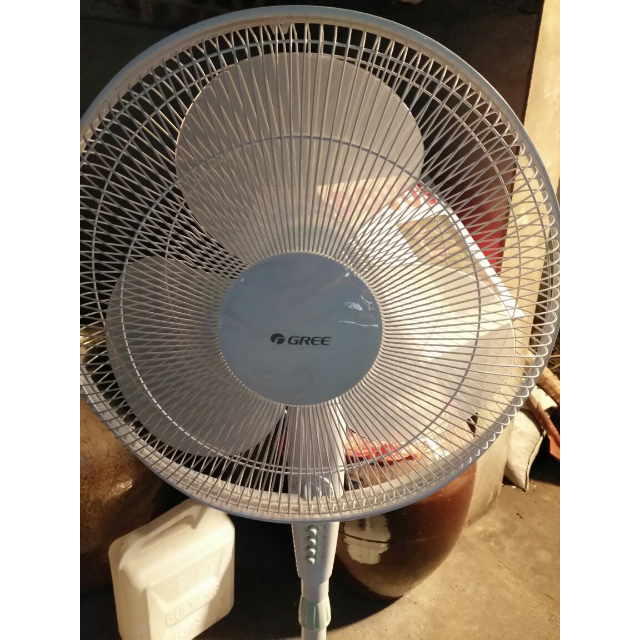> 格力(gree)电风扇fde-40家用静音定时摇头落地扇 机械升降商品评价