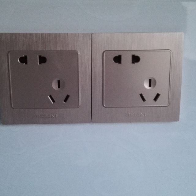 德力西开关插座拉丝紫墙壁二三插错位紫金色斜5五孔电源插座面板评价