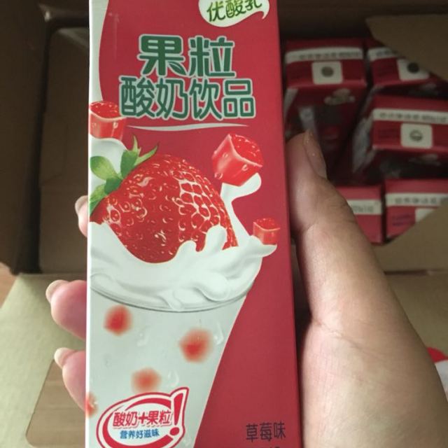 牛奶小鎮伊利果粒優酸乳草莓味245g12盒