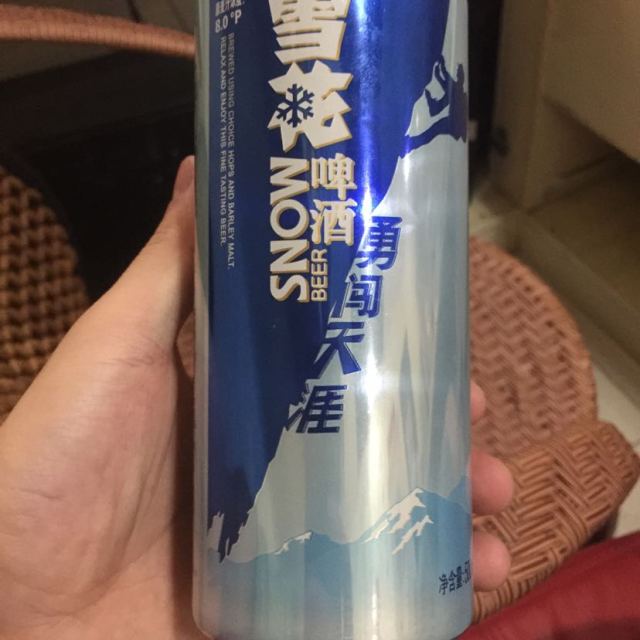 手拿雪花啤酒照片图片