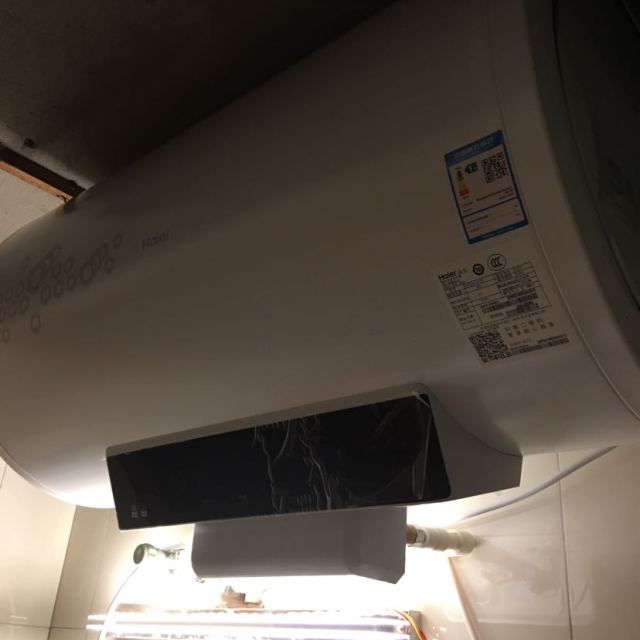 > 海尔电热水器es60h-s5(e)商品评价 > 安装师傅人很好,热水.