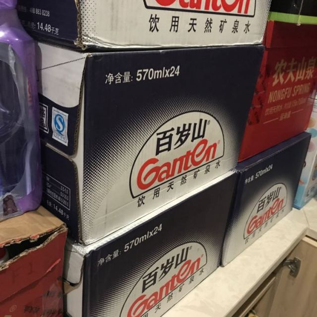 > 百岁山 饮用天然矿泉水570ml*24瓶商品评价 > 在家里囤了很多,搞活.