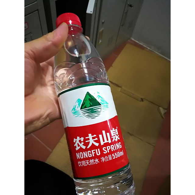 > 农夫山泉 饮用天然水塑膜量贩装550ml*12瓶 饮用水商品评价 > 便宜