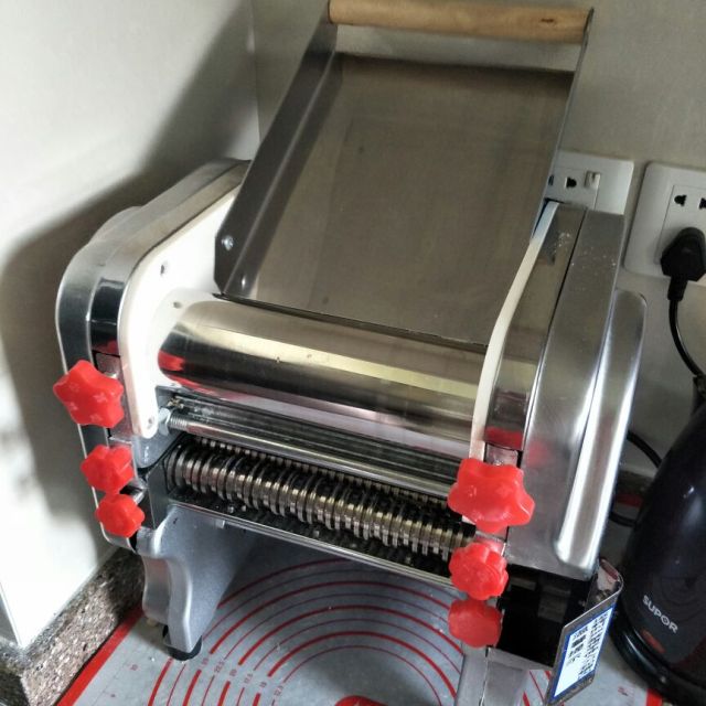 俊媳妇不锈钢fkm-220电动压面机面条机面皮机饺子馄饨皮机擀面机商用