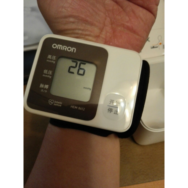 欧姆龙omronhem8612电子血压计手腕式血压仪家用量血压器全自动测压计