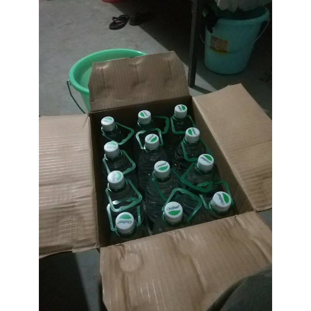 > 怡寶純淨水 1555ml*12 整箱裝 怡寶飲用水商品評價 > 滿滿的一箱水