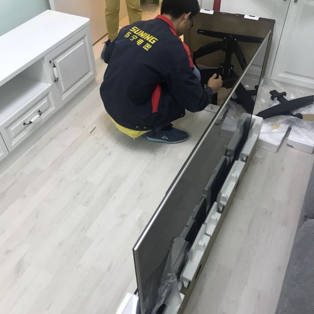 55英寸 4k超高清智能led液晶平板电视商品评价 > 小哥安装很到位