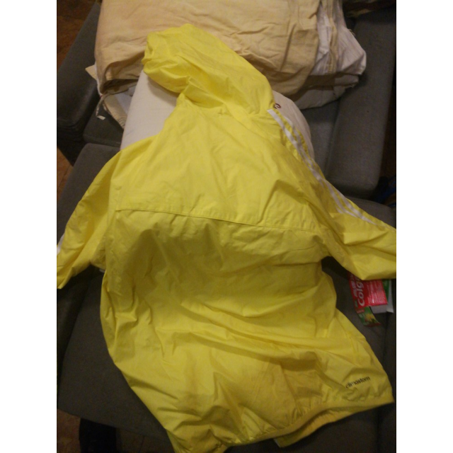 衣服很好没有异味不过尺码没选好偏大了点快递包装太简陋了快递给差评