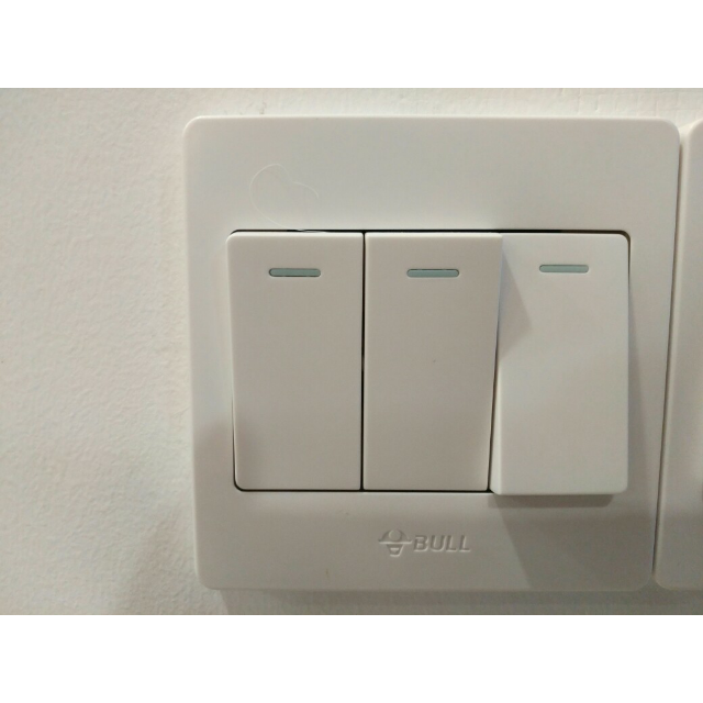 公牛bull开关插座3开三开双控开关面板86型三联三位双控电源墙壁开关g
