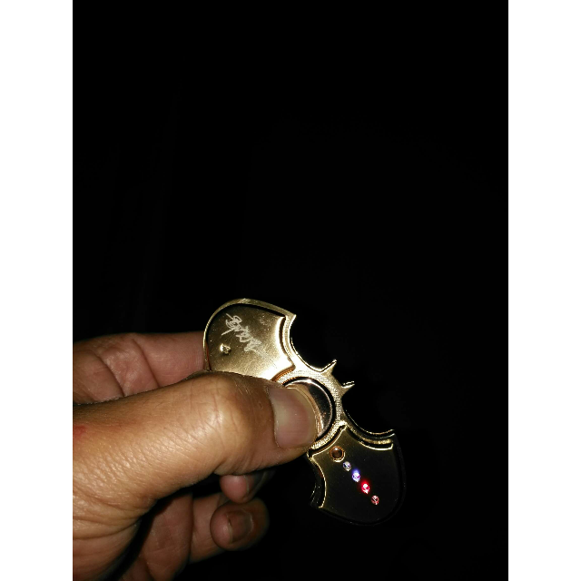 创意个性usb充电防风打火机 金属蝙蝠侠飞镖指尖陀螺点烟器led灯 男士