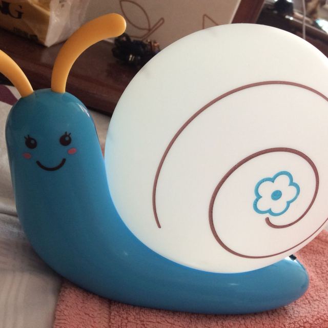 得利来宝宝睡觉灯床头灯喂奶灯儿童房小夜灯电池灯可爱创意卡通蜗牛夜