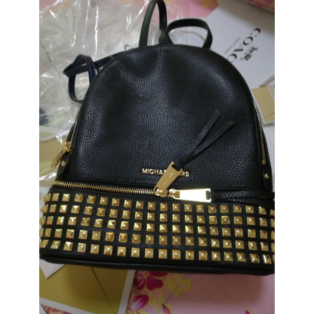 科尔斯mk 女士铆钉双肩包30s5gezb5l 黑色女士双肩包包包看着还不错