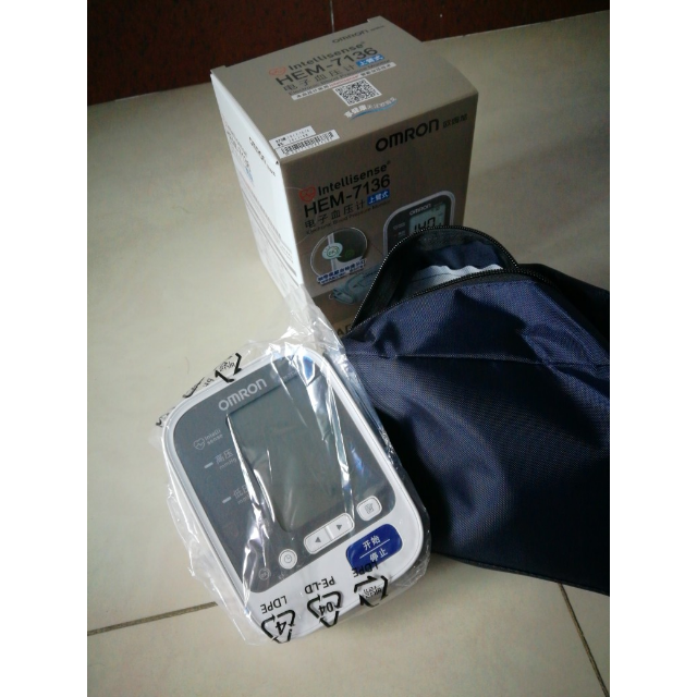 日本原装进口 欧姆龙(omron)电子血压计 hem-7136(上臂式) 智能加压