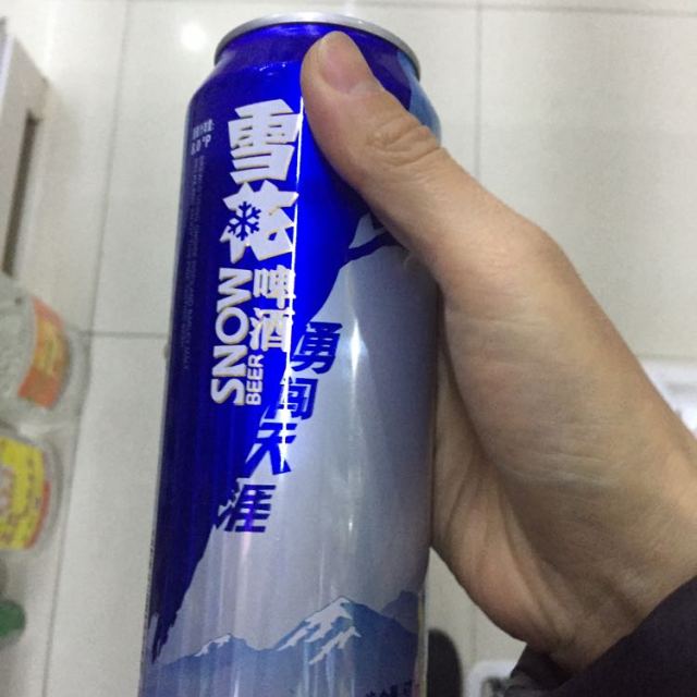 桌上雪花啤酒真实照片图片