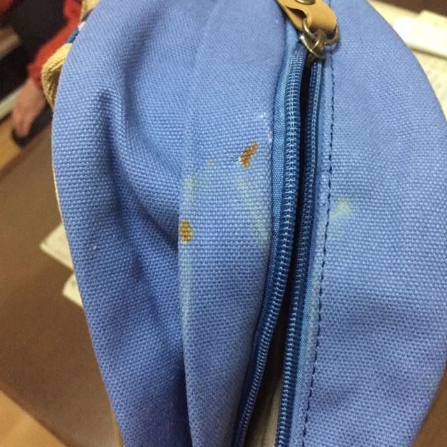 色差很大,拉链锈了,帆布染上了黄锈,书包正面有种脏脏的感觉.