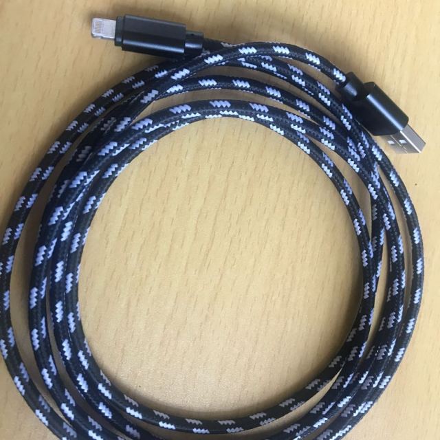 苹果2米数据线,不错.延长了与电源插座的充电距离.ok