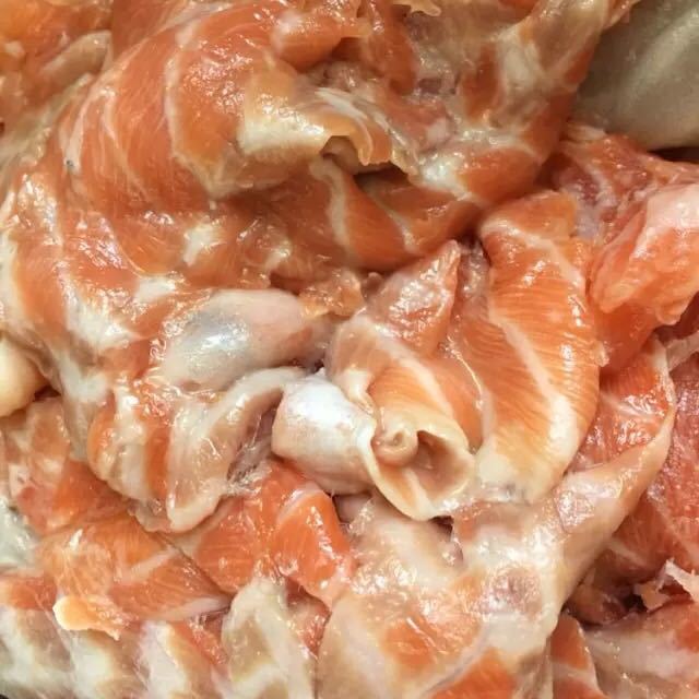 > 怡鲜来 进口新鲜冷冻三文鱼碎肉 边角料500g 海鲜水产商品评价 >