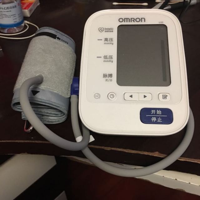 欧姆龙omron电子血压计u30上臂式家用智能加压全自动测量血压仪老人