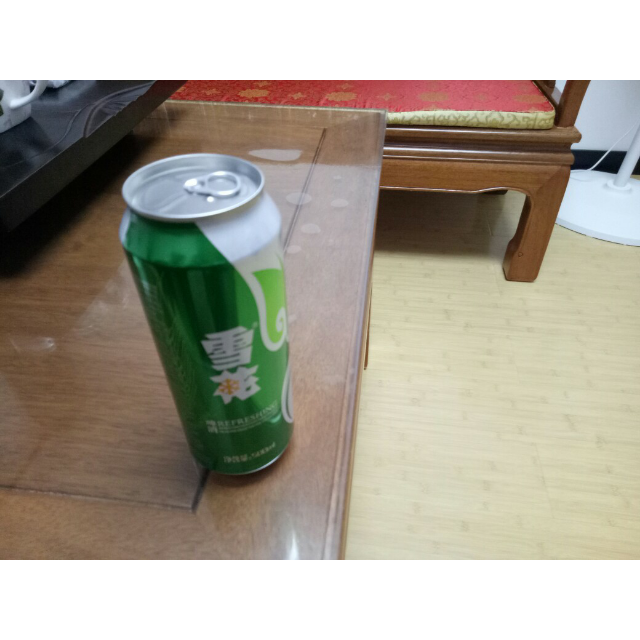 桌上雪花啤酒真实照片图片