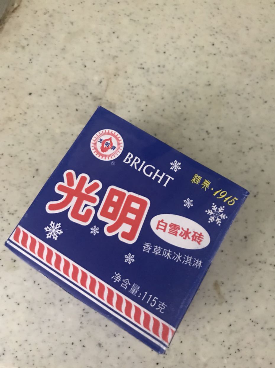 想当年在上海上大学时,一有空儿就出去逛街,逛街必买光明"方砖"雪糕