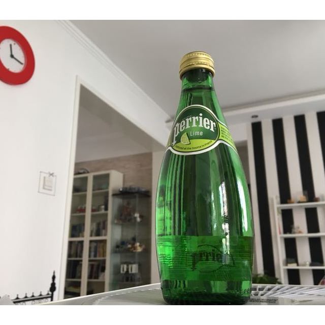 奢华玻璃瓶巴黎水perrier天然气泡矿泉水青柠味玻璃瓶装330ml24瓶箱