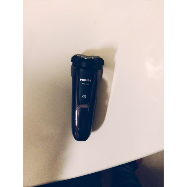 飞利浦(philips) 电动剃须刀 s1060/04 干湿两用三刀头全身水洗 充电