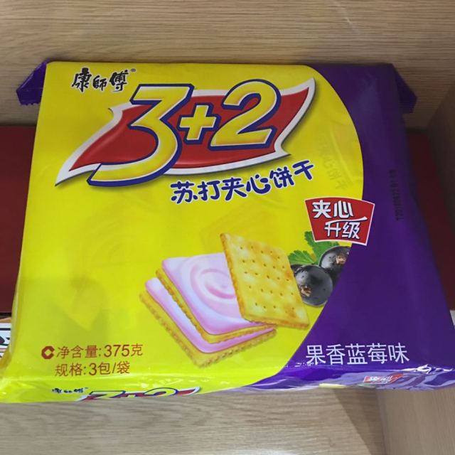康师傅32苏打夹心饼干果香蓝莓味375g